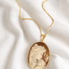 Collana a Catena in Argento 925 Placcato Oro con Cammeo Abbraccio Scolpito dalla Conchiglia Sardonica