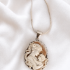 Collana a Catena in Argento 925 Placcato Oro con Cammeo Abbraccio Scolpito dalla Conchiglia Sardonica