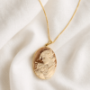 Collana a Catena in Argento 925 Placcato Oro con Cammeo Abbraccio Scolpito dalla Conchiglia Sardonica