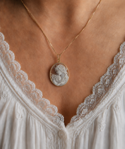 Alternative view of Collana a Catena in Argento 925 Placcato Oro con Cammeo Abbraccio Scolpito dalla Conchiglia Sardonica