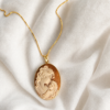 Collana a Catena in Argento 925 Placcato Oro con Cammeo Abbraccio Scolpito dalla Conchiglia Sardonica 32