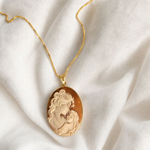 Collana a Catena in Argento 925 Placcato Oro con Cammeo Abbraccio Scolpito dalla Conchiglia Sardonica 32
