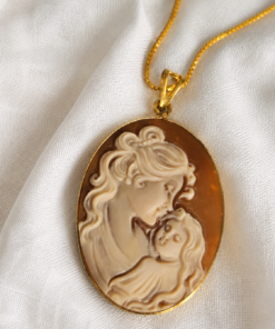 Alternative view of Collana a Catena in Argento 925 Placcato Oro con Cammeo Abbraccio Scolpito dalla Conchiglia Sardonica