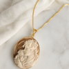 Collana a Catena in Argento 925 Placcato Oro con Cammeo Abbraccio Scolpito dalla Conchiglia Sardonica