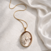 Collana a Catena in Argento 925 Placcato Oro con Cammeo Abbraccio Scolpito dalla Conchiglia Sardonica