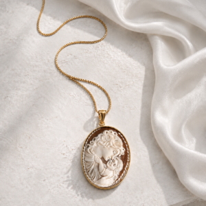 Collana a Catena in Argento 925 Placcato Oro con Cammeo Abbraccio Scolpito dalla Conchiglia Sardonica
