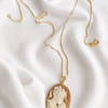 Collana a Catena in Argento 925 Placcato Oro con Cammeo Abbraccio Scolpito dalla Conchiglia Sardonica