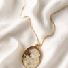 Collana a Catena in Argento 925 Placcato Oro con Cammeo Abbraccio Scolpito dalla Conchiglia Sardonica