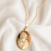 Collana a Catena in Argento 925 Placcato Oro con Cammeo Abbraccio Scolpito dalla Conchiglia Sardonica 54