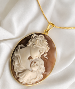 Alternative view of Collana a Catena in Argento 925 Placcato Oro con Cammeo Abbraccio Scolpito dalla Conchiglia Sardonica