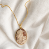 Collana a Catena in Argento 925 Placcato Oro con Cammeo Abbraccio Scolpito dalla Conchiglia Sardonica 54