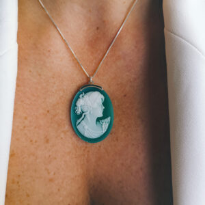 Collana a catena con cammeo in agata naturale