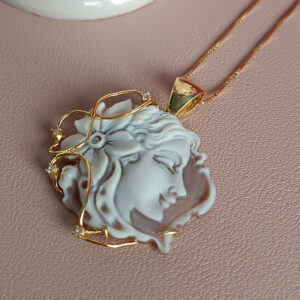 Collana a catena con ciondolo cammeo volto scolpito dalla conchiglia sardonica