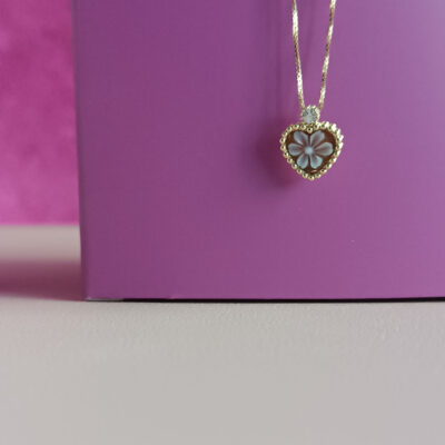 Collana a catena con ciondolo cuore con cammeo fiore scolpito dalla conchiglia sardonica 4