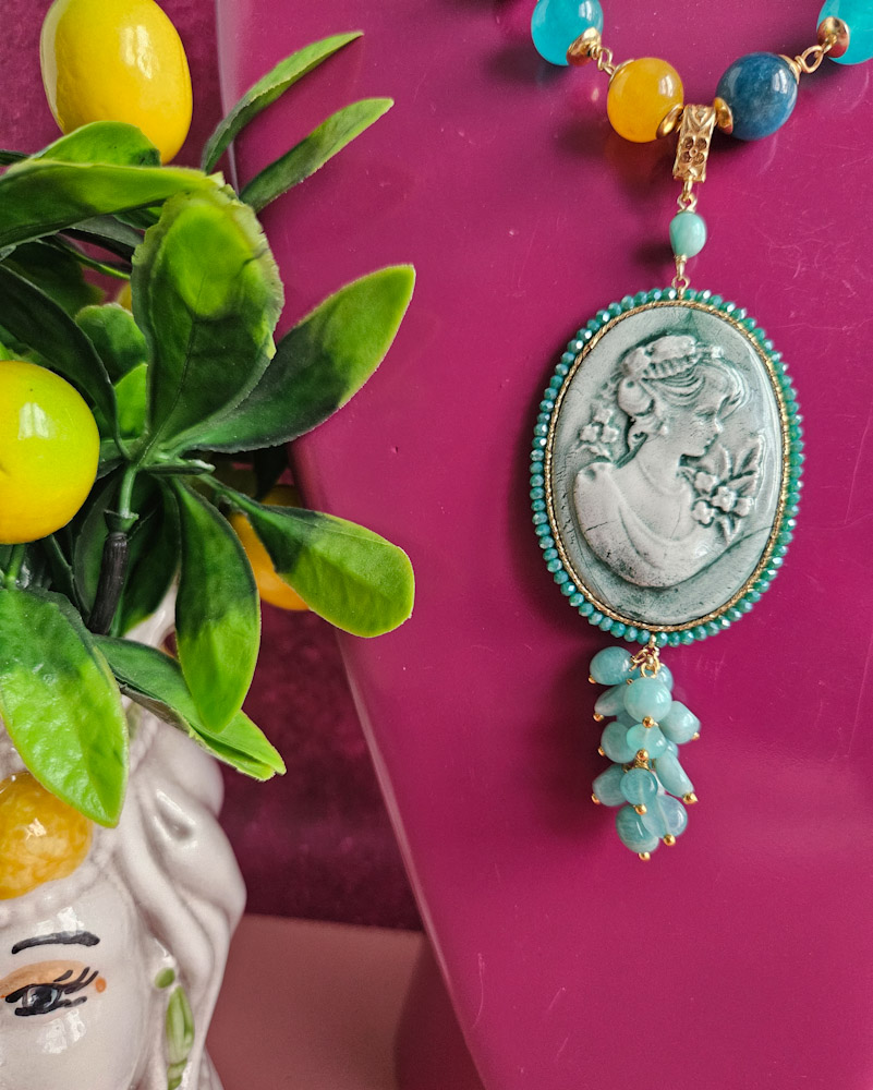 Collana a catena con giada apatite e cammeo in ceramica di caltagirone 1