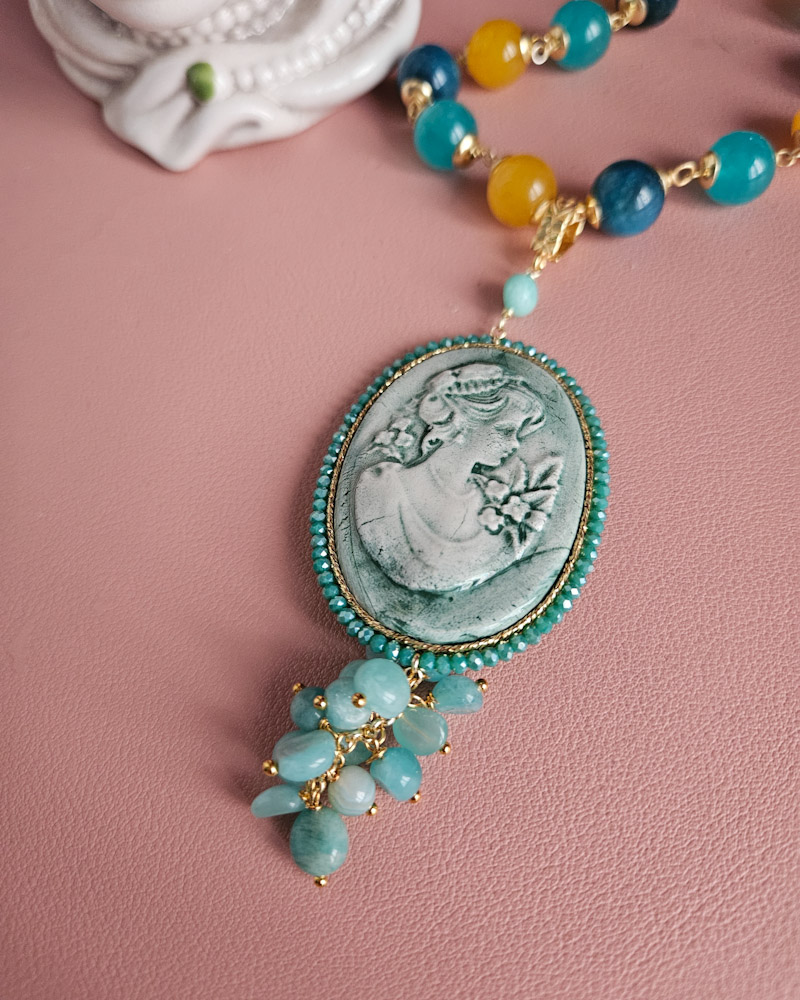 Collana a catena con giada apatite e cammeo in ceramica di caltagirone 2