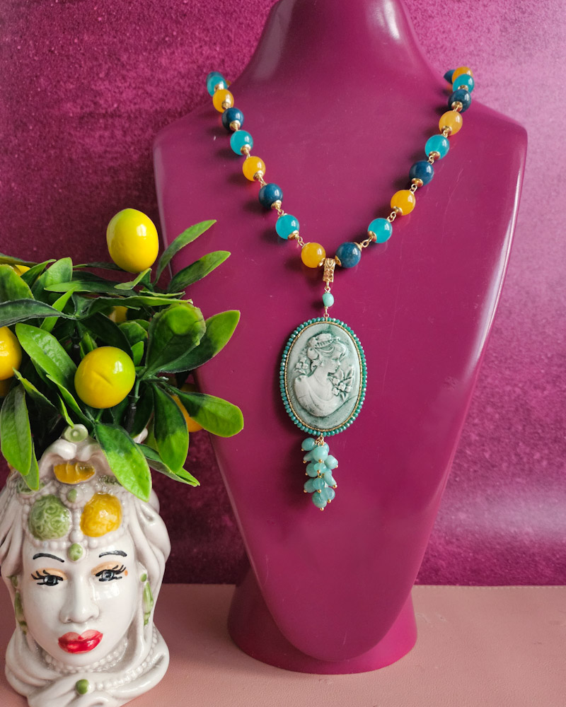 Collana a catena con giada apatite e cammeo in ceramica di caltagirone Collana a catena con giada apatite e cammeo in ceramica di caltagirone