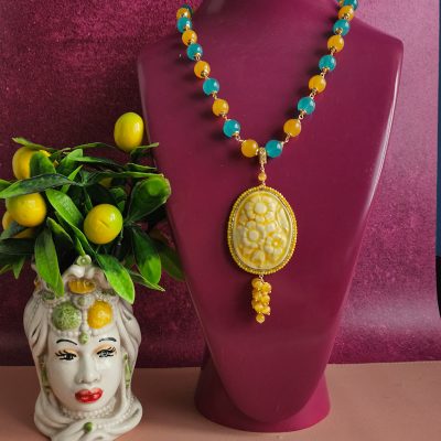 Collana a catena con giada gialla e blu e cammeo in ceramica di caltagirone