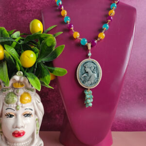 Collana a catena con occhio di gatto colorato e cammeo in ceramica di caltagirone