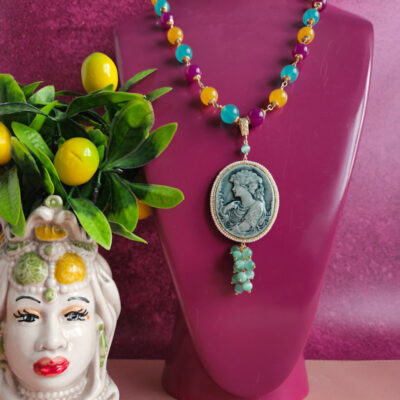 Collana a catena con occhio di gatto colorato e cammeo in ceramica di caltagirone