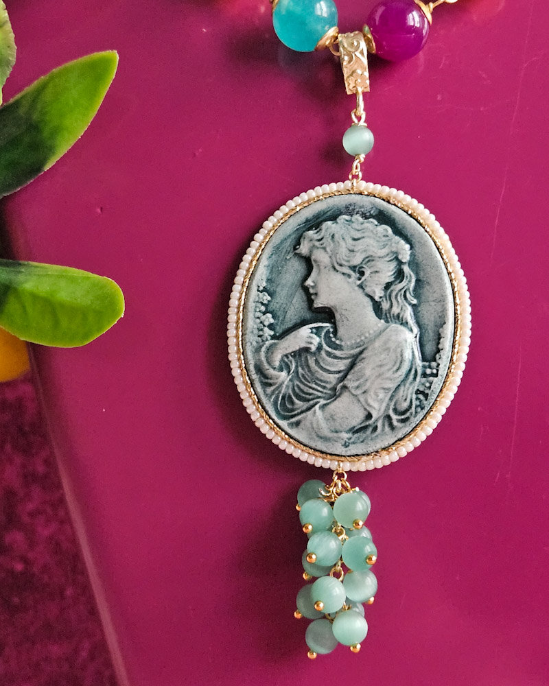 Collana a catena con occhio di gatto colorato e cammeo in ceramica di caltagirone 5