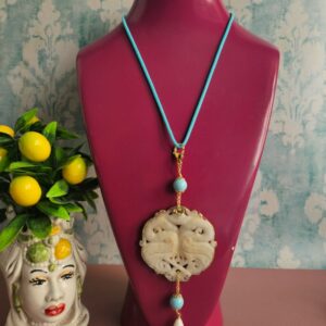 Collana a corda con ciondolo giada burma bianca e turchese