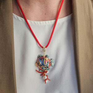 Collana a corda con ciondolo pesce in ceramica di caltagirone e corallo rosso