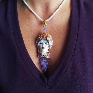 Collana a corda con ciondolo testa di donna in ceramica di caltagirone e pietre viola