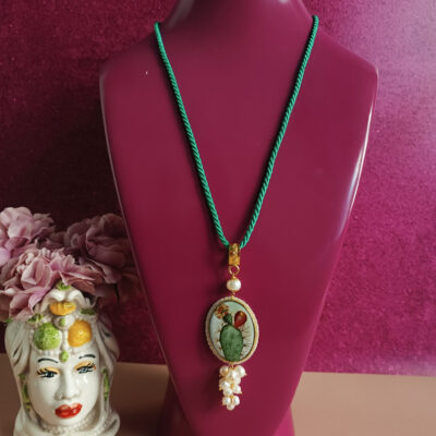 Collana a corda con mattonella in ceramica di caltagirone e perle di fiume a grappolo 6