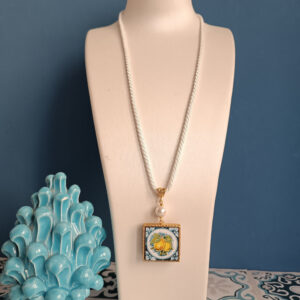 Collana a corda con mattonella in ceramica di caltagirone