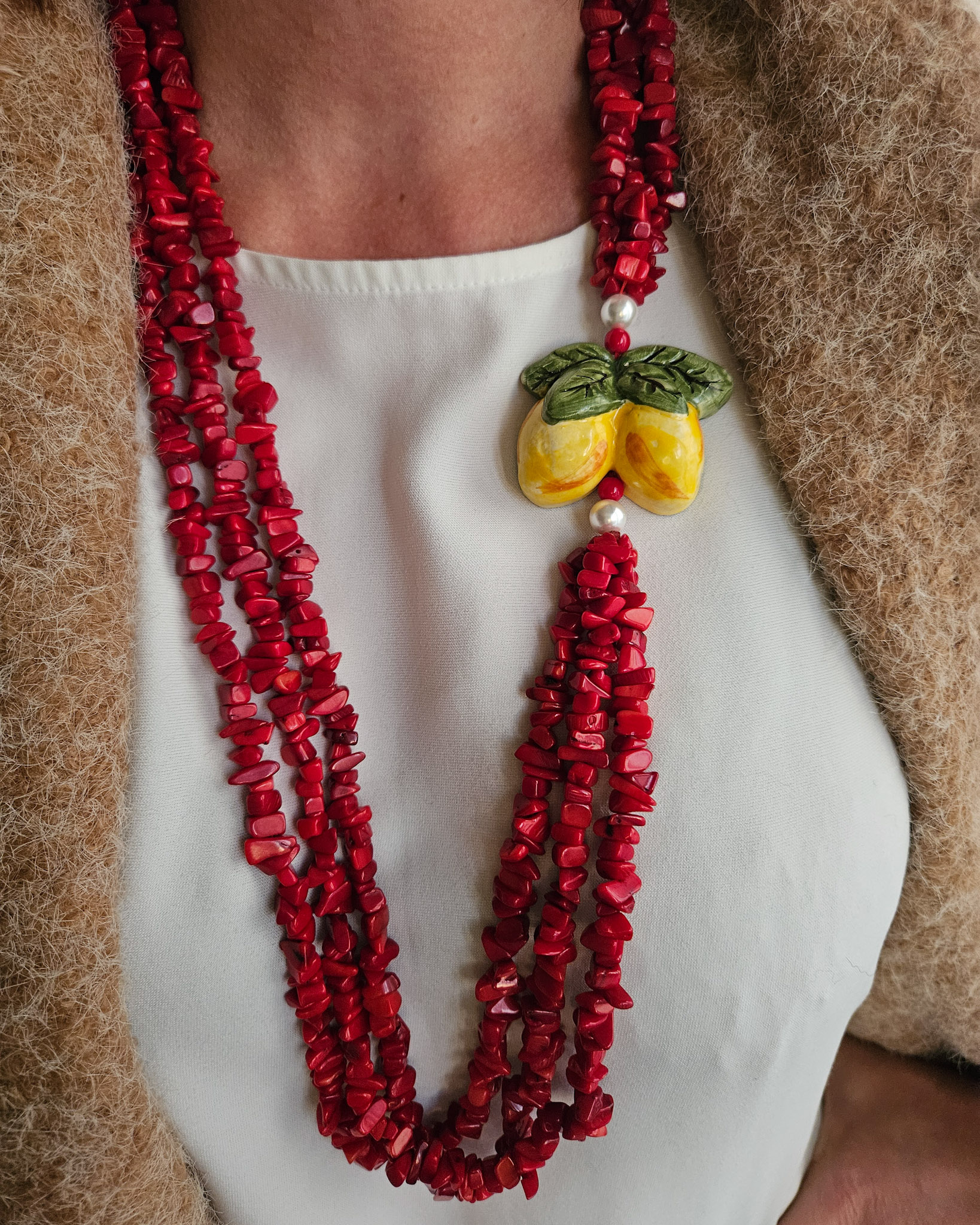 Collana a tre fili con corallo bambù rosso e limone in ceramica di caltagirone 1