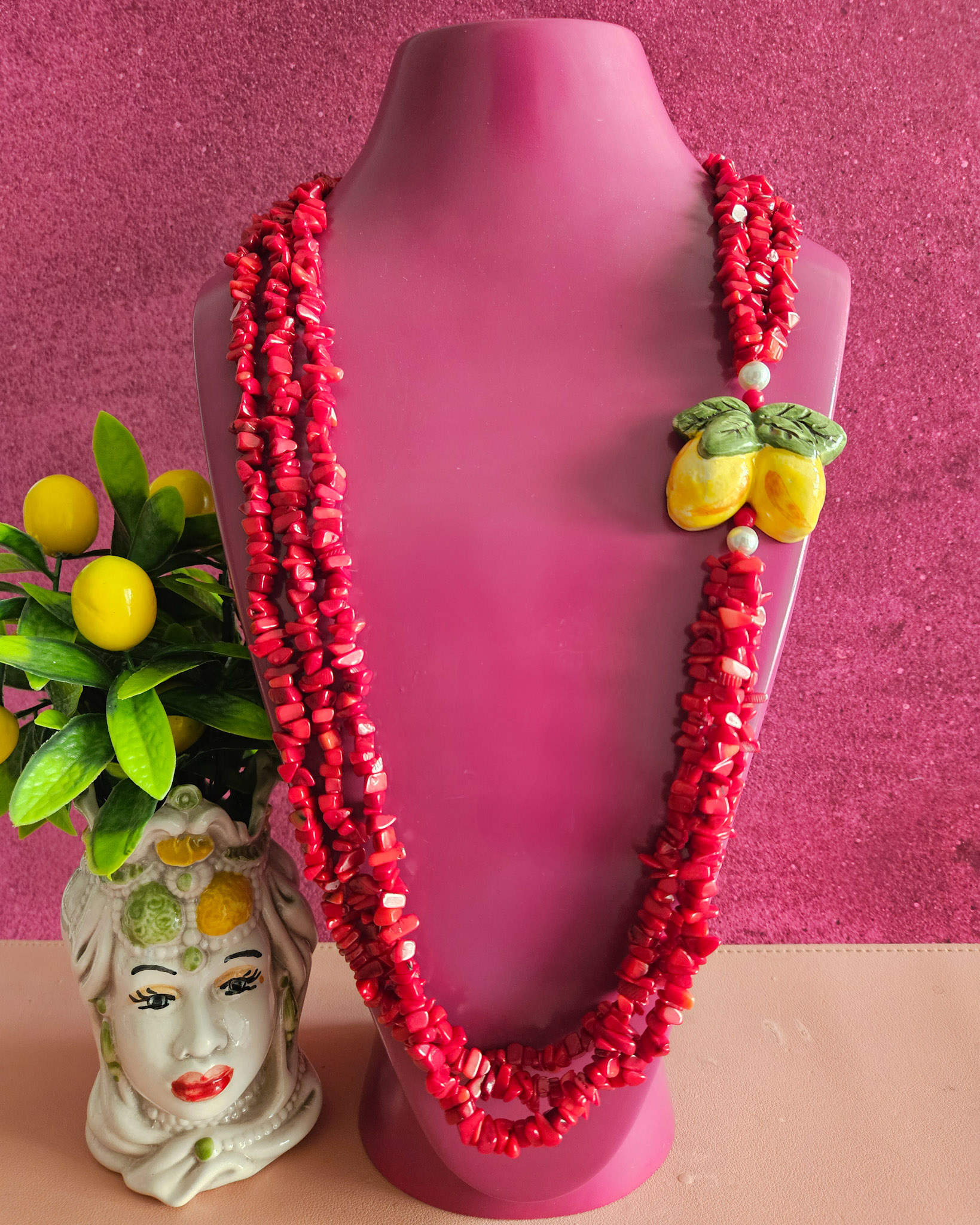 Collana a tre fili con corallo bambù rosso e limone in ceramica di caltagirone Collana a tre fili con corallo bambù rosso e limone in ceramica di caltagirone
