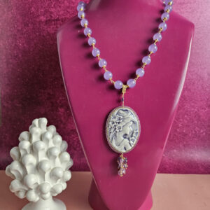 Collana catena in grani con agata lilla e cammeo in ceramica di caltagirone