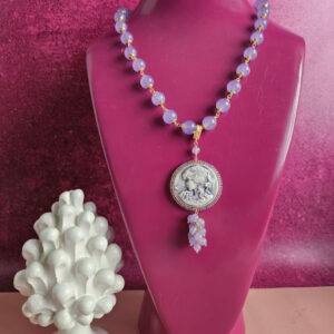 Collana catena in grani con agata lilla e cammeo in ceramica di caltagirone