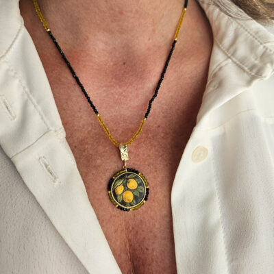 Collana con cristalli neri e ciondolo mattonella in ceramica di caltagirone