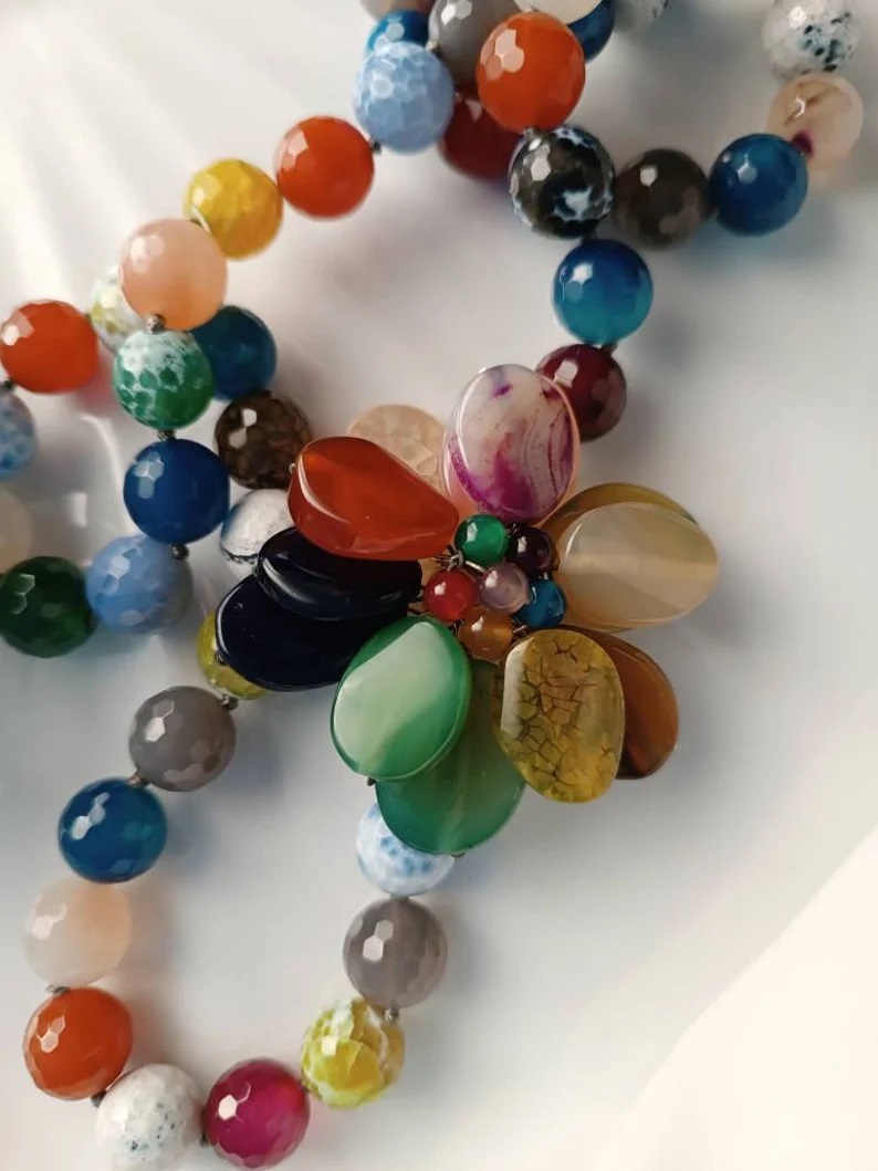 Collana con pietre arcobaleno e fiore 1
