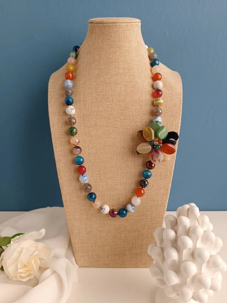 Collana con pietre arcobaleno e fiore 2