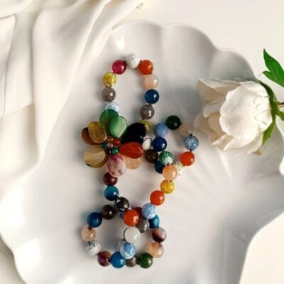 Collana con pietre arcobaleno e fiore