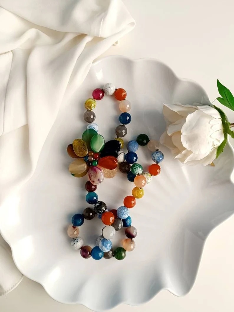 Collana con pietre arcobaleno e fiore Collana con pietre arcobaleno e fiore