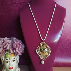 Collana corda bianca con ciondolo pendente cuore sacro oro con perle bianche 2