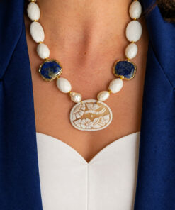 Collana decollete con Agata Bianca, Perle, Lapis Blu e Cammeo Scolpito dalla Conchiglia Sardonica