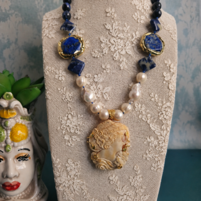Collana decollete con Perle, Sodalite, Lapis Blu e Cammeo Scolpito dalla Conchiglia Sardonica 1