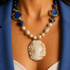 Collana decollete con Perle, Sodalite, Lapis Blu e Cammeo Scolpito dalla Conchiglia Sardonica