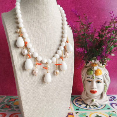 Collana decollete con agata bianca perle e corallo rosso 3