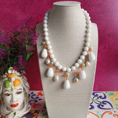 Collana decollete con agata bianca perle e corallo rosso