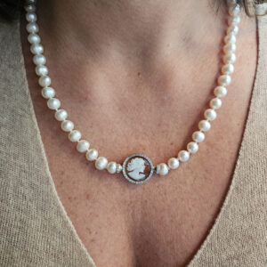 Collana di perle con cammeo