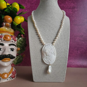 Collana di perle con ciondolo cammeo