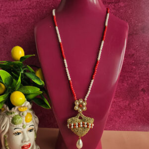 Collana di perle con coffa in pizzo chiaccherino
