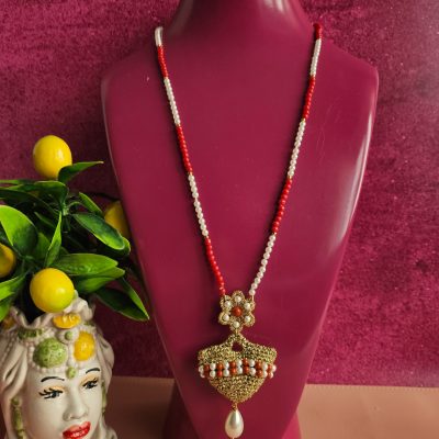 Collana di perle con coffa in pizzo chiaccherino