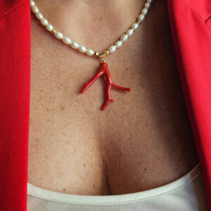 Collana di perle con ramo di corallo rosso